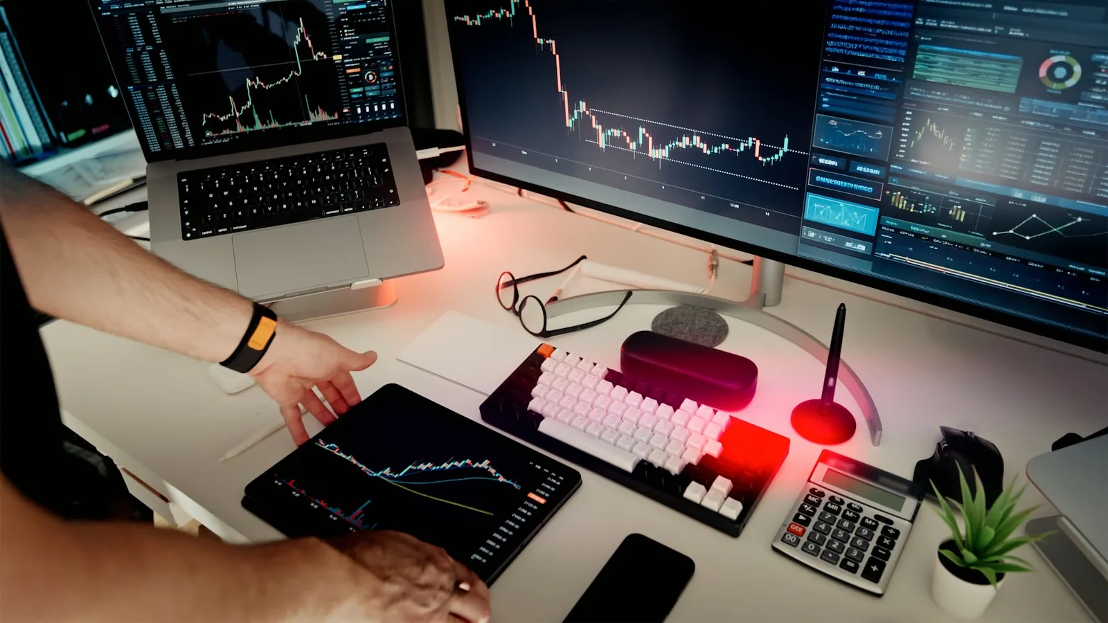Founder làm việc bên bàn với nhiều màn hình và dashboard