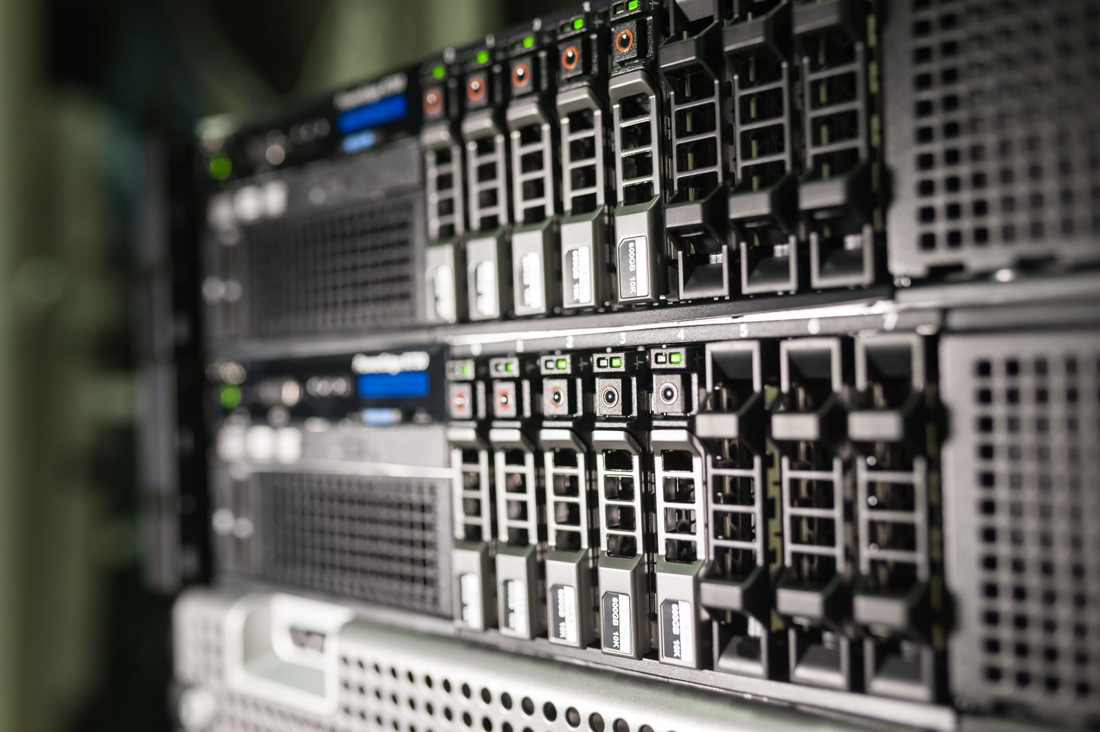 Cận cảnh phần cứng server trong một tủ rack tại data center