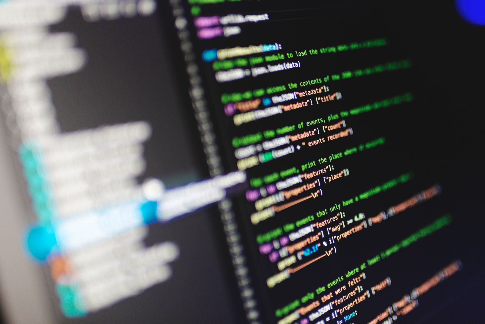 Màn hình hiển thị đoạn code parse một tài liệu JSON và đọc các trường trong metadata